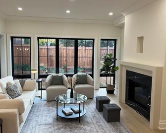Peaceful Downtown Oakville 4 bedroom house, Steps to Lake - Oakville - Living room