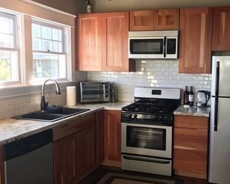 Astoria River Retreat- Walk to brew pubs and shopping! - Astoria - Küche