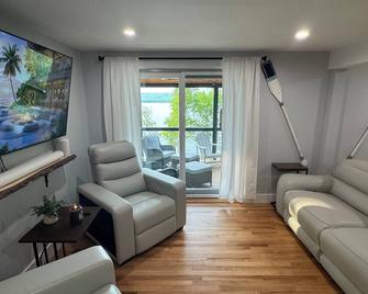 Charming lake front 2-bedroom cottage in serene Alexander with WiFi, AC - Baileyville - Living room