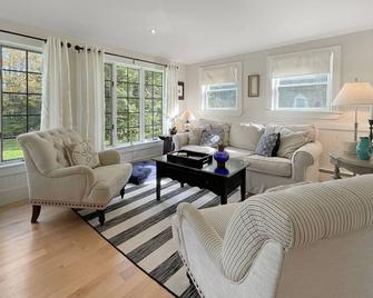 Beautiful, Secluded Pemaquid Lake Front Home - Damariscotta - Living room