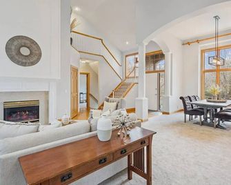Escape to this Delightful Eden Prairie Getaway - Eden Prairie - Living room