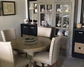 Light Bright Clean Comfortable-Active 55 Senior Living - 拉古納老虎伍茲 - 餐廳