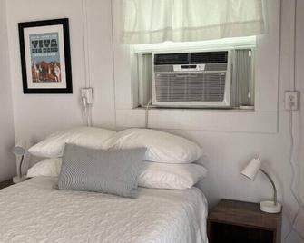 Dragonfly Cottage 1 of 5 listings downtown - Alpine - Bedroom