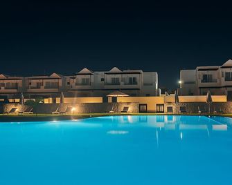 Serena Del Mar By Livvo - Playa Blanca - Bazén