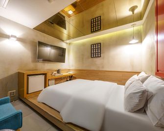 新村梅花汽車旅館 - 首爾 - 臥室