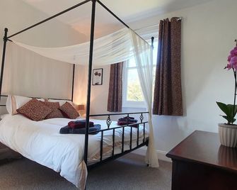 Hinton Lodge - Quaint Victorian four star cottage in a quiet rural location. - Trowbridge - Bedroom