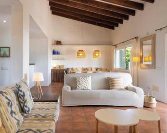 Beautiful Holiday Home \'Bini S Aigo\' with Sea View, Wi-Fi & Pool - Sant Lluis - Вітальня