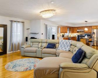 Spacious 4BR suburban home! - Randolph - Living room