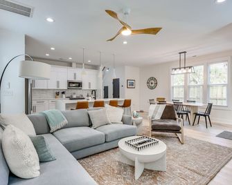 2 Mi to Historic Dtwn Wilmington Luxe Family Home - Wilmington - Living room