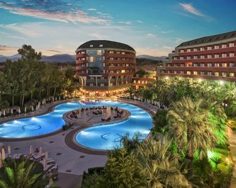 Delphin Deluxe Resort Hotel - אוקורצ'אלאר - בריכה