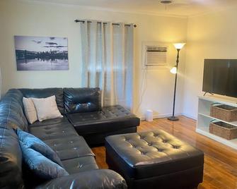 Clean & Cozy 3-bedroom house in great neighborhood of Blytheville with AC, WiFi - Blytheville - Wohnzimmer