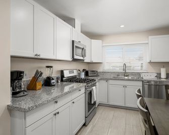 3B/2Bth Fab Base to Nat'l Parks, EasyA to Airport - Fresno - Kitchen