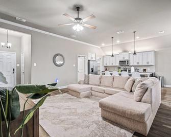 Peaceful & Cozy Home near Hospital in Greenville - Greenville - Вітальня