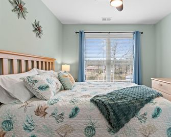The Salty Escape-a private 2BD near Ocean Isle Beach - Shallotte - Bedroom