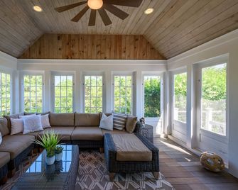 Luxury Katama 5BR - Pool, Hot Tub, Bocce & Firepit Steps from South Beach - Edgartown - Living room