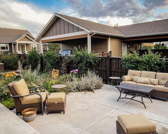 Loyal Gardens Cozy Guesthouse - 1 Bdrm - Bozeman - Patio