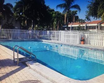 Home Away From Home, Private Room with a Private bathroom and balcony - Lauderhill - Piscina
