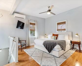 Spacious and Quiet One Block off King Street - Charleston - Sypialnia