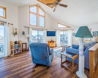 Keepsake - Corolla - Living room