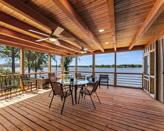 Luxury and Cozy Talladega Lakefront retreat with the best sunset views! - Talladega - Balkon