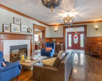The Shore House - Narragansett - Living room