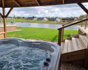 Pet Friendly 2-Bed Luxury Lodge in Routh w HotTub - Beverley