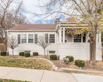 Walking Distance to Country Club Plaza Entertainment District - Kansas City - Building