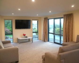 A Touch of Class - Greymouth - Living room