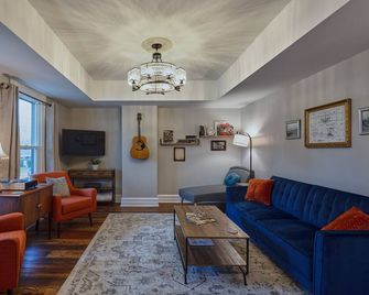 Carillon Cottage - Modern Comfort & Vintage Design - Dayton - Living room