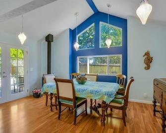 Coastal Charm: Ocean Views, Hot Tub, Fire Pit Near Tide Pools, Surfing, & Sfo - Moss Beach - Dining room