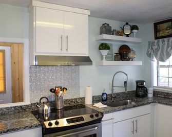 Dog Friendly Cozy Cottage Stay + Hot Tub & Hammock - Toccoa - Kitchen