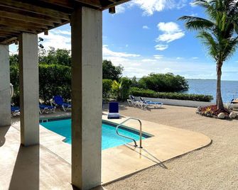 White Home - Receive 400 Dollars towards A Boat Rental! - Cudjoe Key - Pool