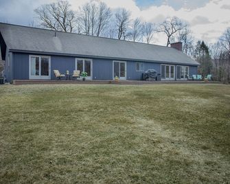 Spacious Home Nestled Along The Blackberry River In Northwest Ct - North Canaan - Building