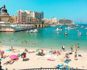 Sliema Penthouse near Balluta Bay, St Julian, Beaches and Valletta - Sliema - Beach