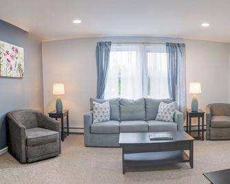 Woodland Apartments - Acadia National Park - Tremont - Living room
