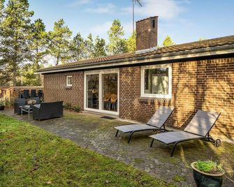Cozy Home In Sæby With Sauna - Saeby - Terasa