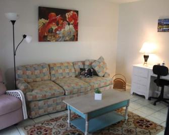 Escape Away Condo - Palm Bay - Living room