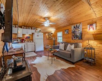 Apple Blossom Cottage! Ht Extra Cost - Gettysburg - Living room