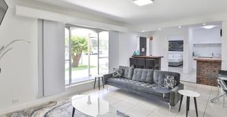 Mildura Holiday Villas - Mildura - Living room