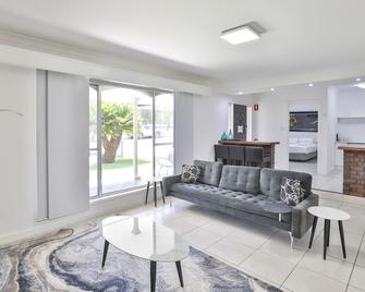 Mildura Holiday Villas - Mildura - Living room