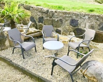 Hotel Des Cevennes - Lachamp-Raphaël - Patio