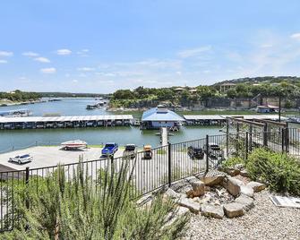 Feed The Deer! Family & Pet Friendly Lake Travis Retreat! Golf/Trails/Playground - Spicewood - Outdoors view
