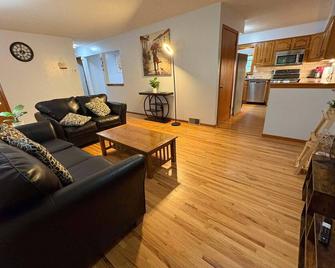 Chaska Retreat with Home Theater • Near Ren Fest, and Many Other Attractions - Chaska - Living room