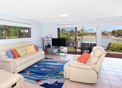 Courtney Cove 1 Comfortable Two Bedroom Apartment on Mooloolaba Canal - Mooloolaba - Living room