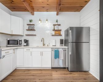 Wishon Tiny-Cabin | Couples Getaway | Fire Pit - Wishon - Kitchen