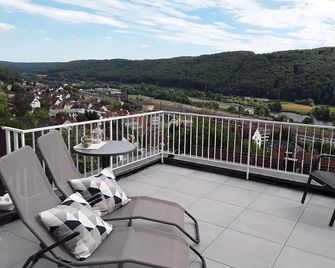 Neu eingerichtete Ferienwohnung mit Fahrradstellplatz - Gemünden am Main - Balcón