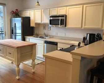 Upscale Condo Downtown - Traverse City - Kitchen