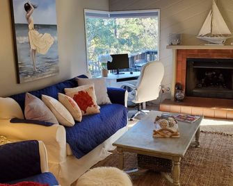 Cozy Home Away From Home Not Far From The Beach & Downtown Cambria Shopping - Cambria - Sala de estar