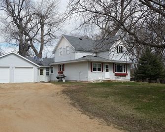 Year-round rental house across from the entrance to Big Stone Lake State Park - Ortonville - Building