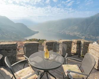 Villa Torre di Palanzo with Magnificent View by Rent All Como - Faggeto Lario - Balkon